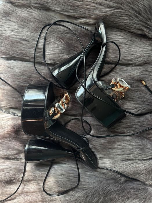 Високи черни токчета