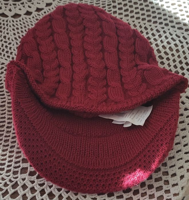 Вишнева дамска плетена зимна шапка с козирка