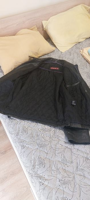 Продавам малко използвано , зимно дамско черно кожено яке