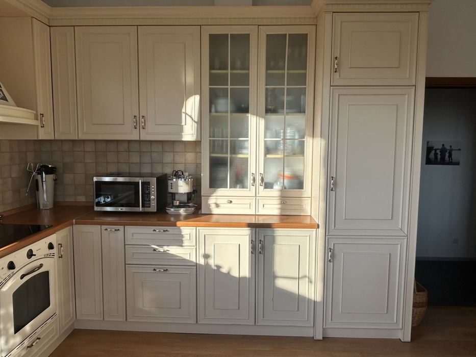 Кухня с включени ел. уреди