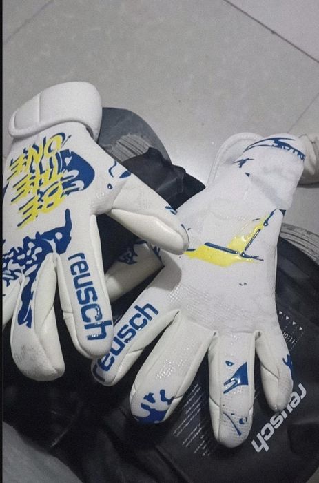 Продам новые вратарские перчатки Reusch
