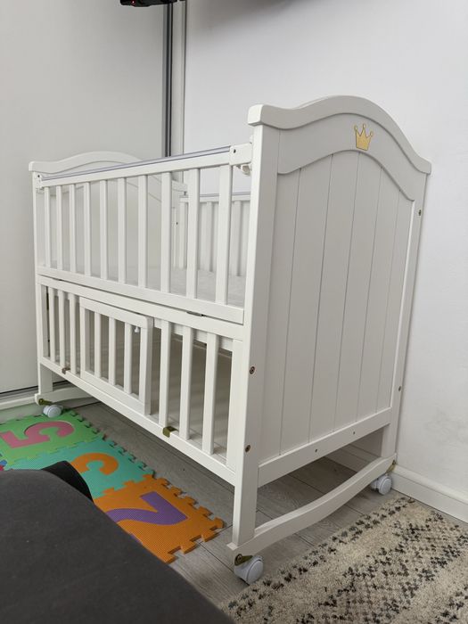 Pătuț bebe din lemn alb 4 în 1 – balansoar, co-sleeping + saltea cocos. nu a fost folosit