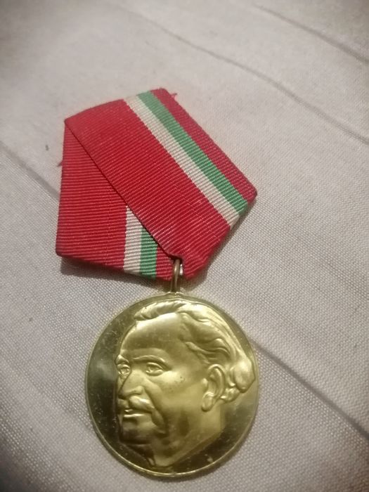 Продавам лот медали и значка от соца