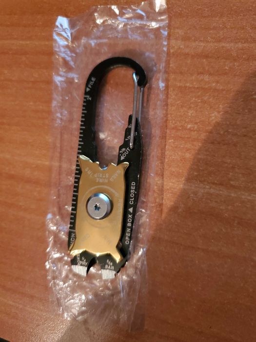 Unealta multifunctionala 20 functii survival 20 in 1, breloc, carabina