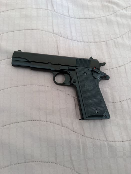 Airsoft пистолет