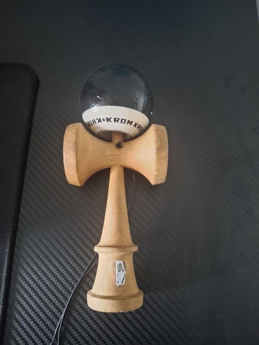 Kendama krom pop negru semnata de xremus