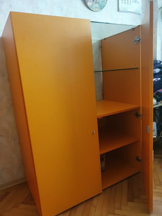 Оранжеви шкаф/витрина