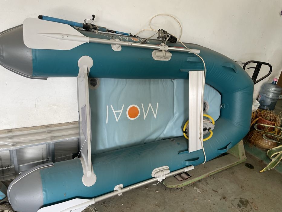 Продавам лодка гумена малка за двама човека с гребла