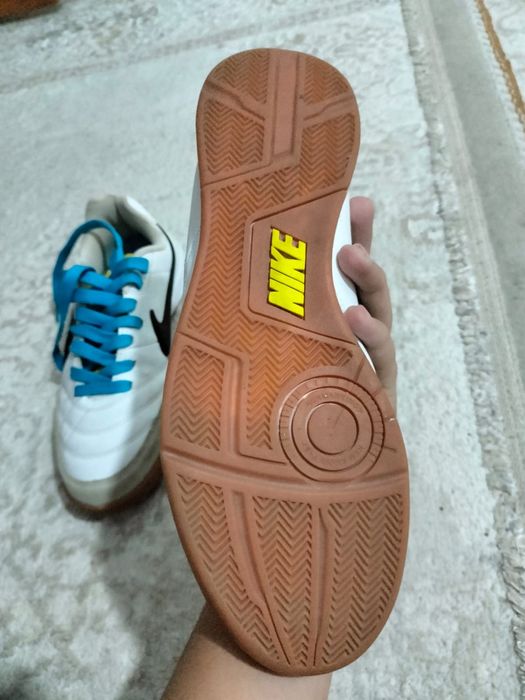 Продам футзалки Nike