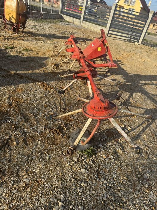 Vând grebla de împrăștiat fanul,erbicidator și remorca de tractor