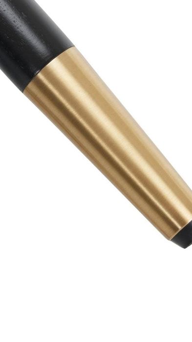 Два щъркела, бар столове Amore. черни крака със седалка от бял плюш