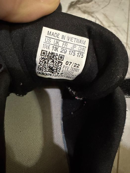 Кроссовки адидас за 11000 тг.