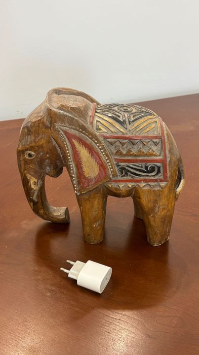 Пара деревянных слонов ручной работы — символ достатка и защиты дома