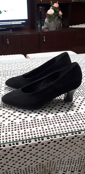 Продавам черни дамски обьвки