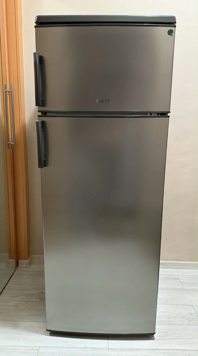 Хладилник с горна камера Neo