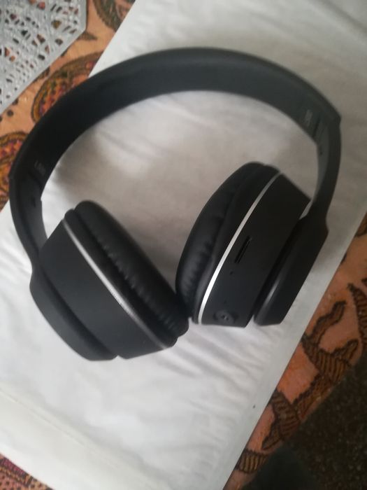 75 lei căști. Ascultat.