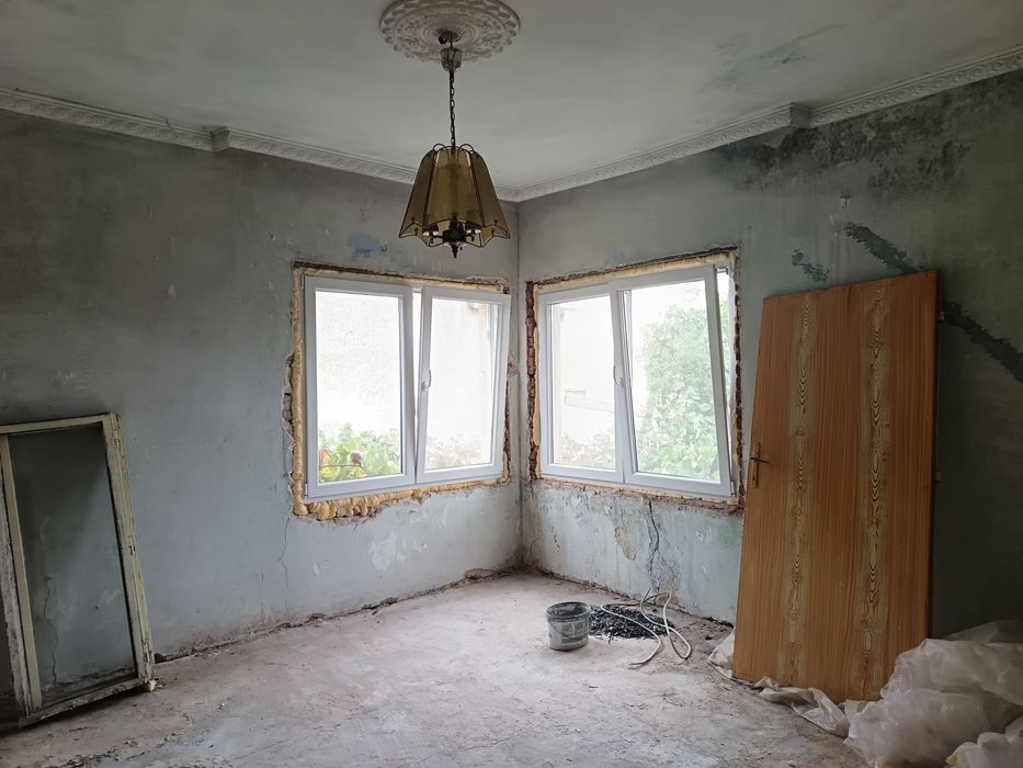 Масивна двуетажна къща в село Студена