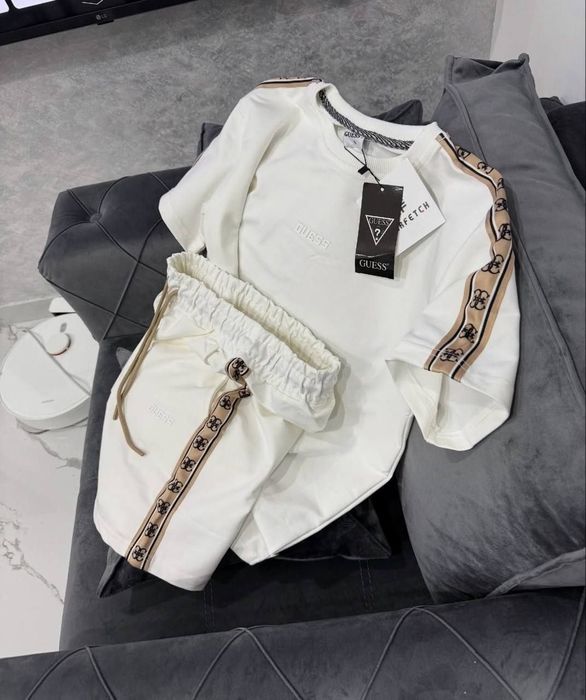Compleu Guess 
Marimi L
Pret redus 220