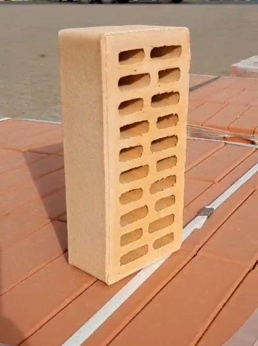 Кирпич Солома на Зират