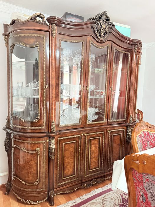 Комод с зеркалом  и шкаф витрина