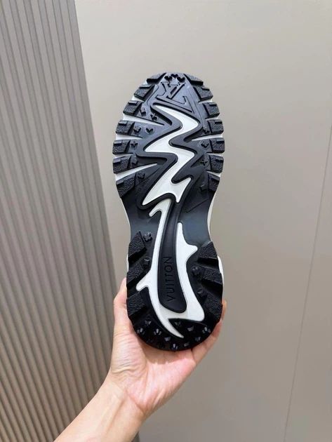 LV Runner Tatic Sneaker Grey