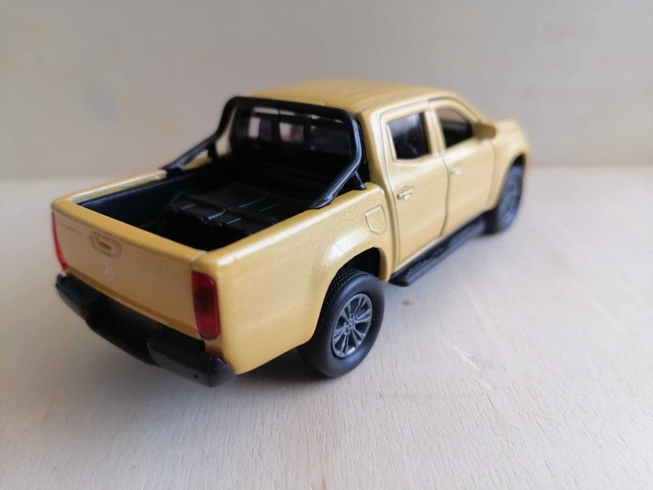 Мерцедес Х-класа в мащаб 1:34.