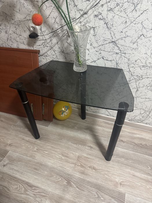 Продам столик стеклянный