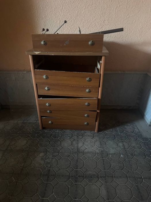 Комод, 6 та тортмали, тортмалари олинади, четидаги роликини янгаш кера