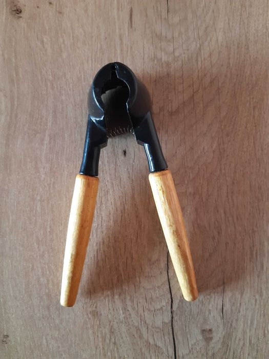 Орехотрошачка с дървени дръжки