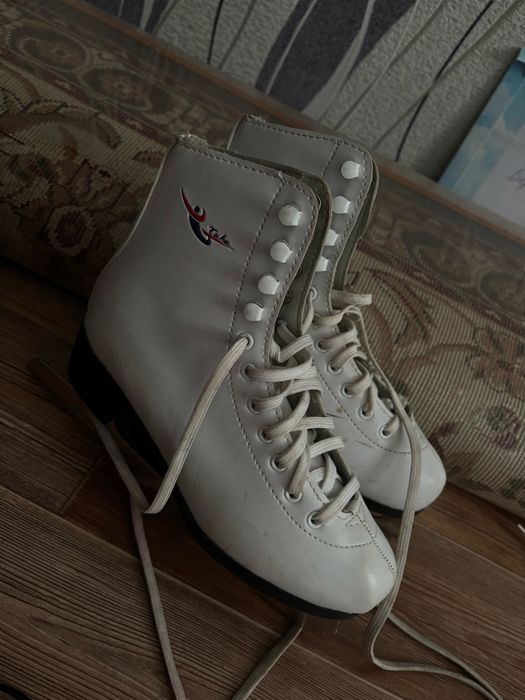 Продам фигурные коньки за 9000