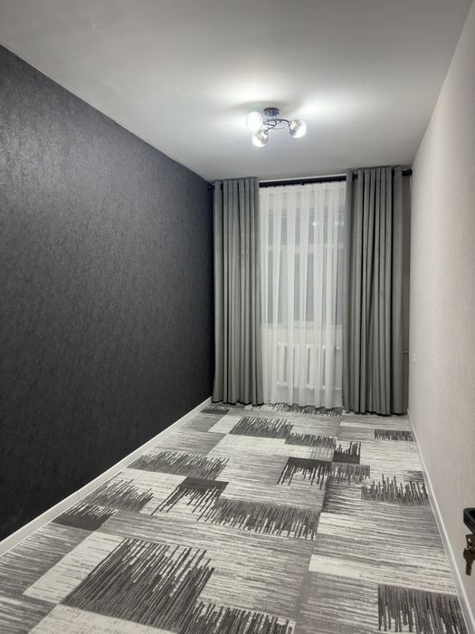 Продам 2х комнатную кварииру переделанная на 3.  Яшнаьадский район 5эт