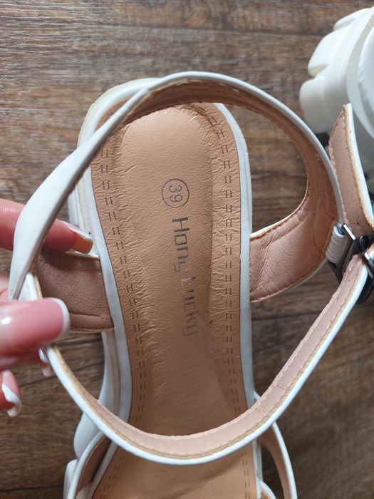 Продам босоножки  39 размер