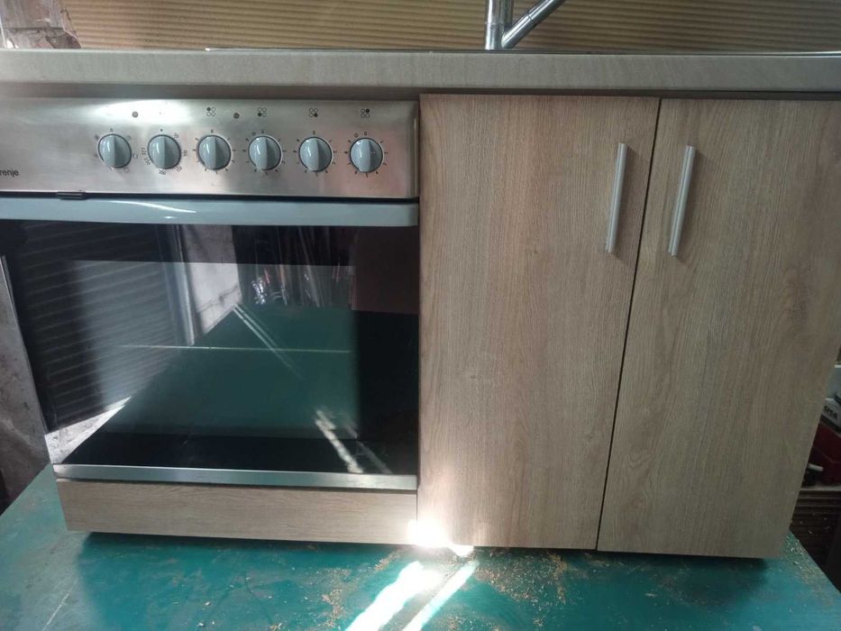 Продавам кухненски шкаф с печка и мивка