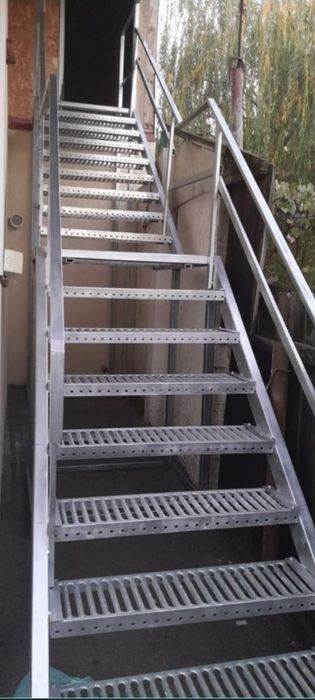 Scari zincate pe comanda