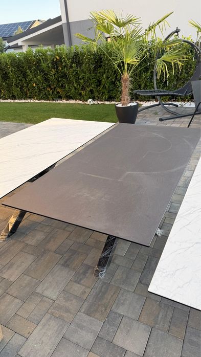 Masă extensibila cu blat din ceramică cu aspect de marmură