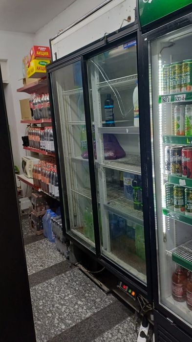 Срочно продам витринный холодильник