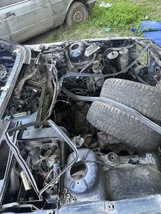 Бмв Е32  на разбор крыло капот все есть.