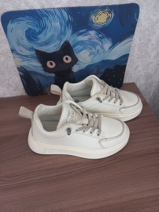 Кроссовки на девочку