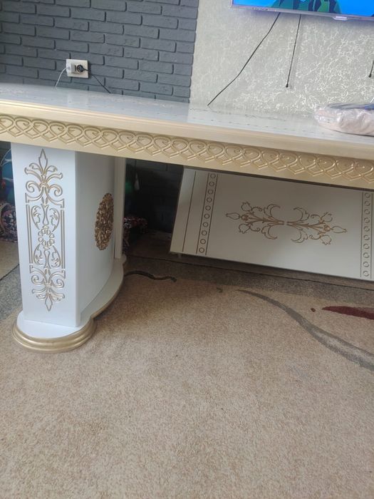 Продам стол в гостиную