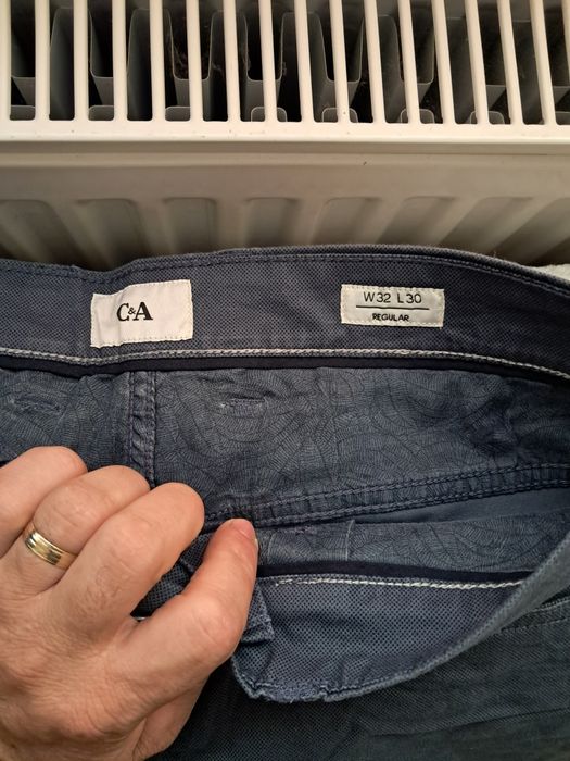 Se vând pantaloni de blugi
