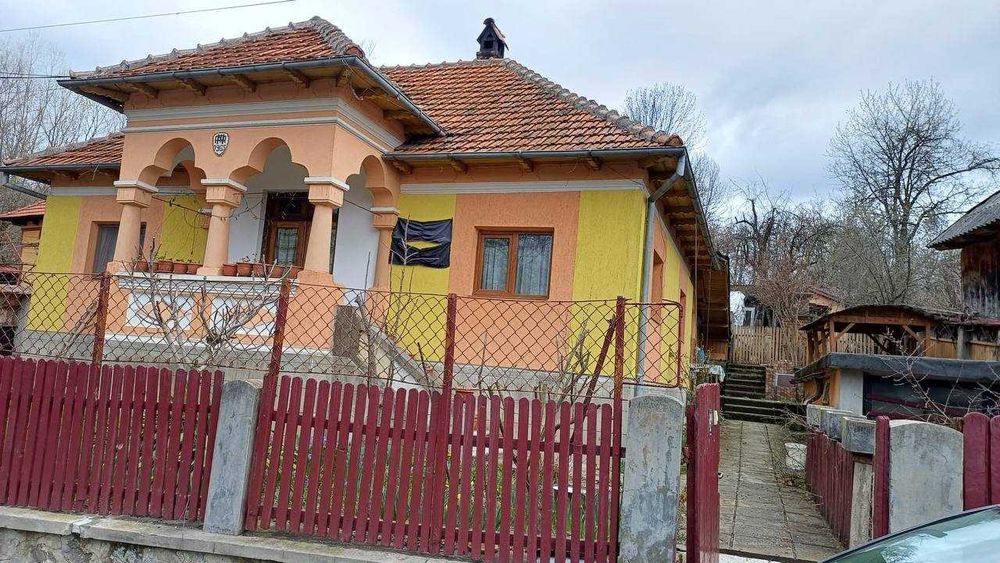 Vând casă în Bărbătești, Vâlcea – curte generoasă + utilități + Fanar