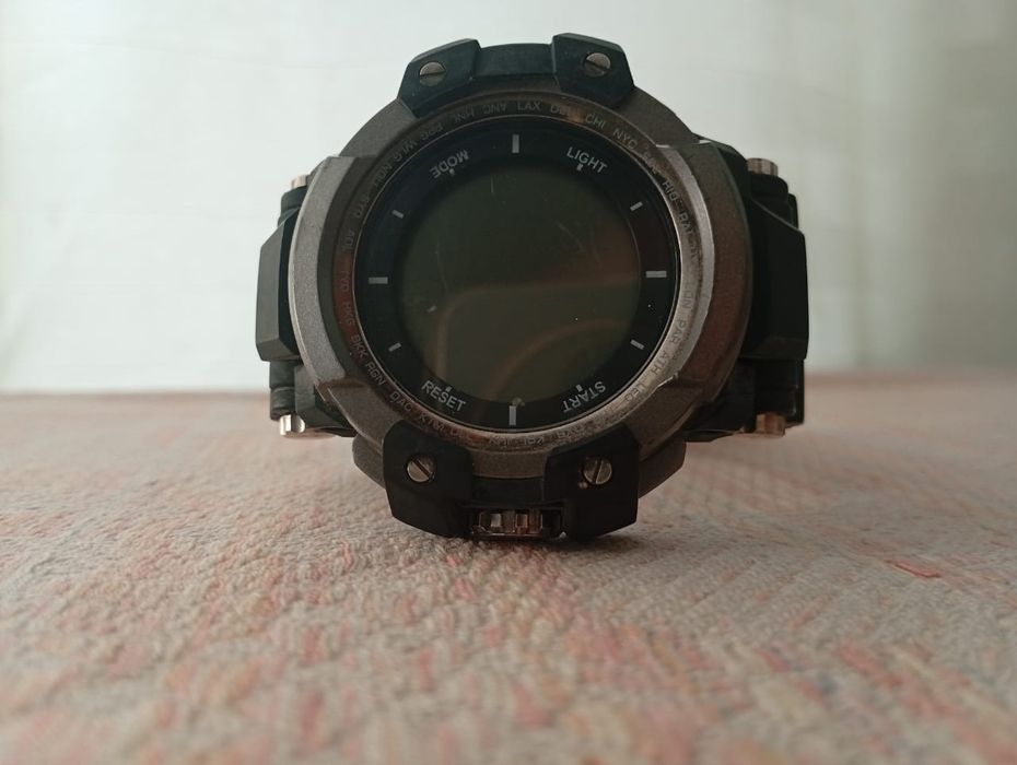 Часы с коробкой.