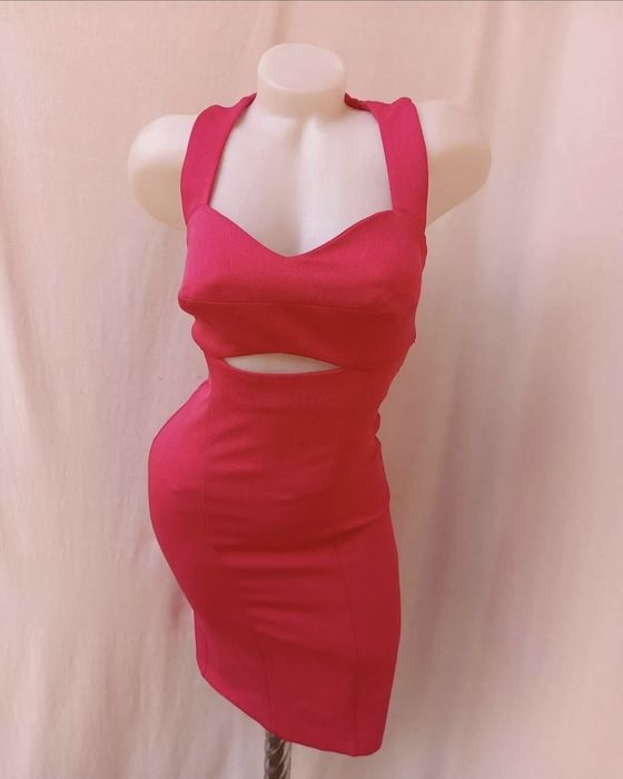 Rochie midi roz/fucsia cu decupaj – elegantă și feminină XS