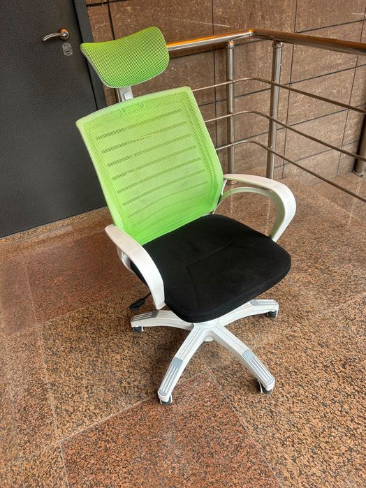 Прочное кресло на колёсиках