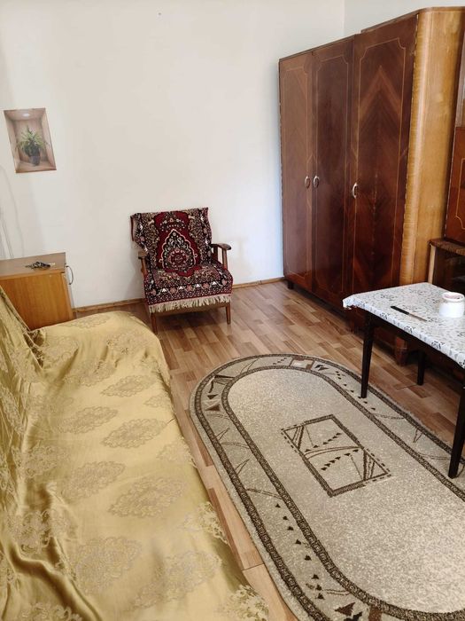 Inchiriez garsonieră luminoasă cu balcon închis pe strada Tineretului – complet utilată – Disponibilă imediat!