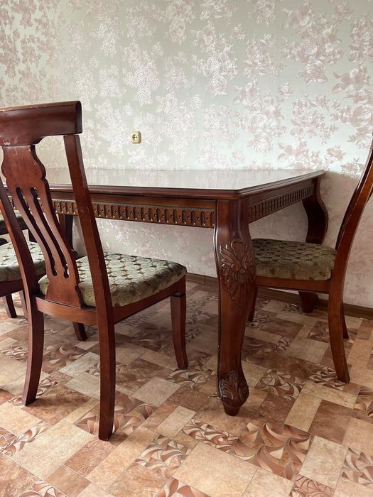 Продаётся стол со стульями