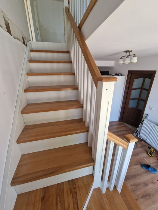 Scări,trepte plutitoare din lemn masiv,baluștri și accesorii scară