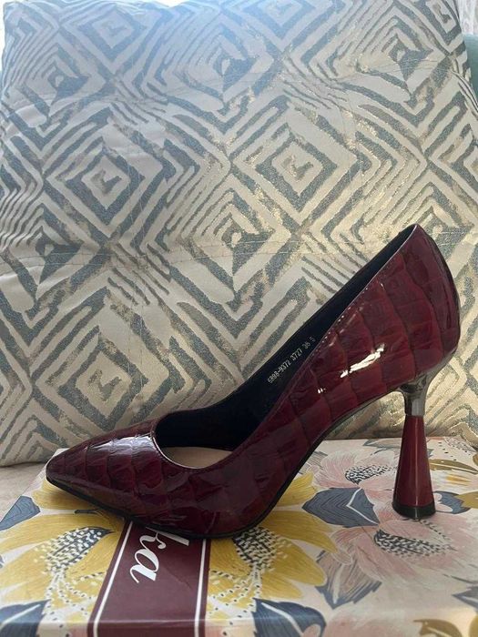 Продам женские туфли LEO