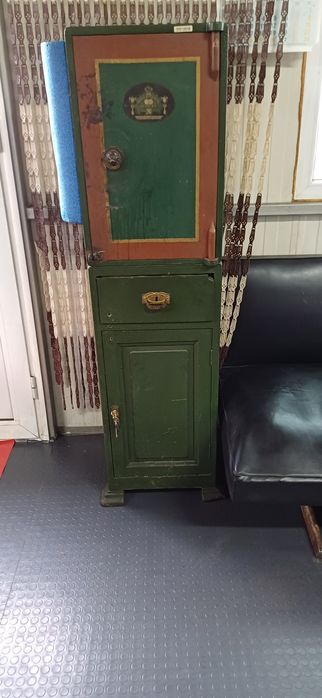 Продавам стара желязна каса