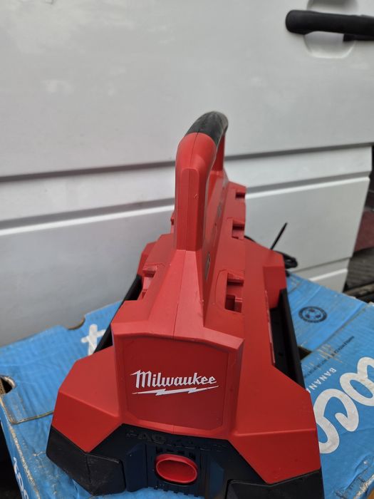 Бързо зарядно устройство с 6 гнезда Milwaukee M18PC6